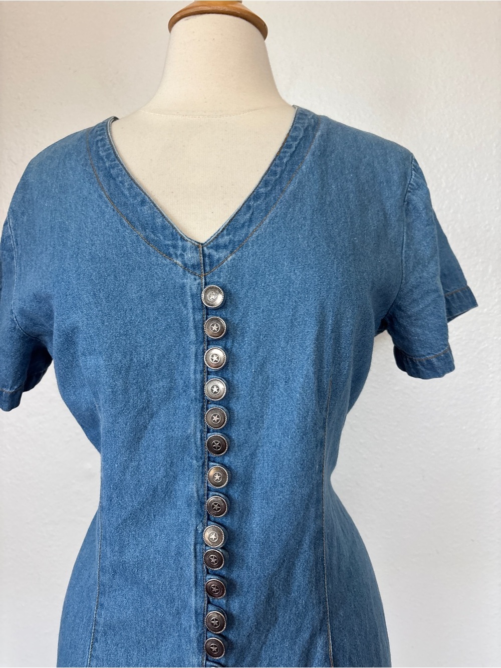 Vintage 80s Western V-Neck Faux Button-Front Light Blue Denim Midi Dress - Picture 2 of 11